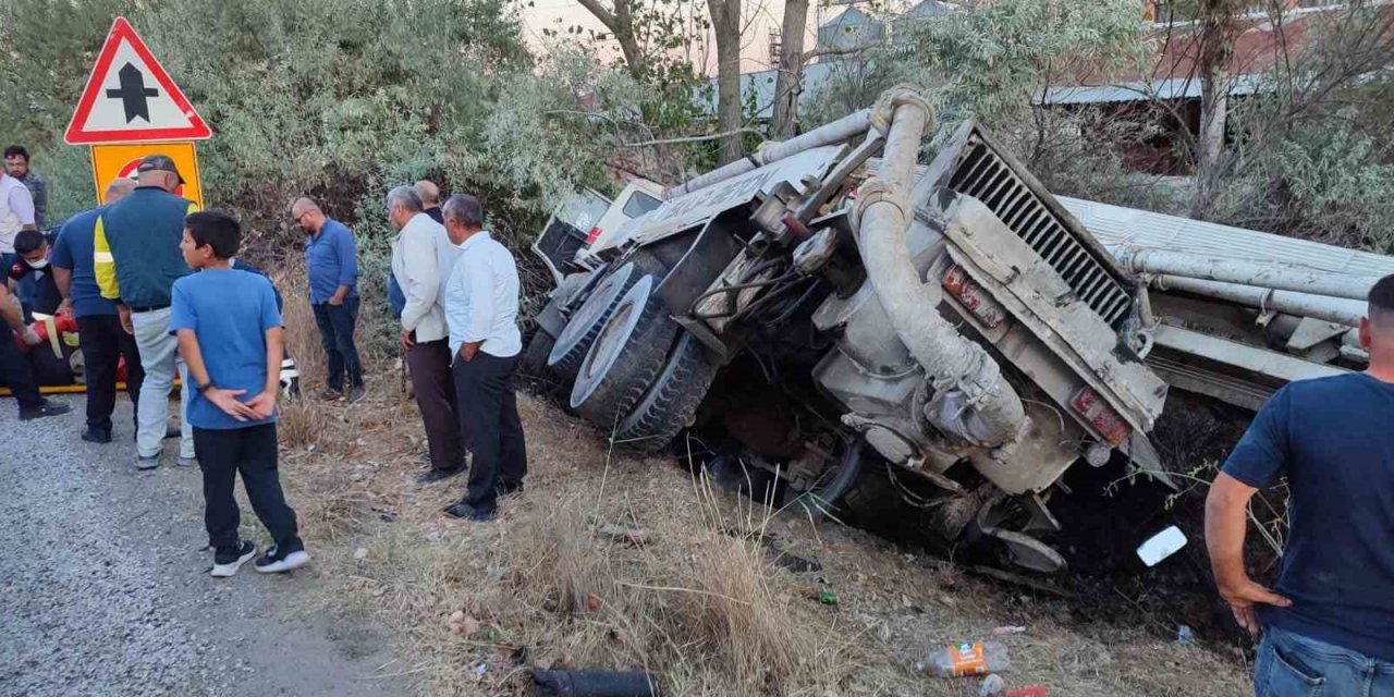 Beton mikseri traktör ile çarpıştı: 3 yaralı