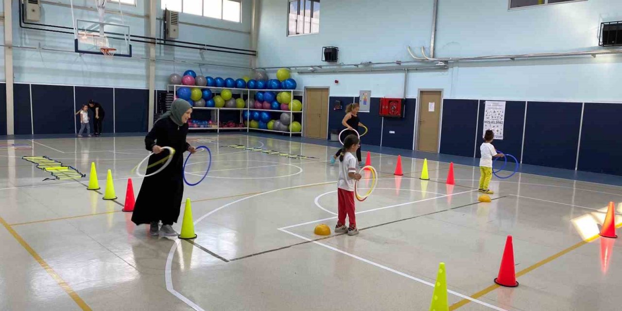 Anne ve çocuklar hem spor yaptı hem eğlendi