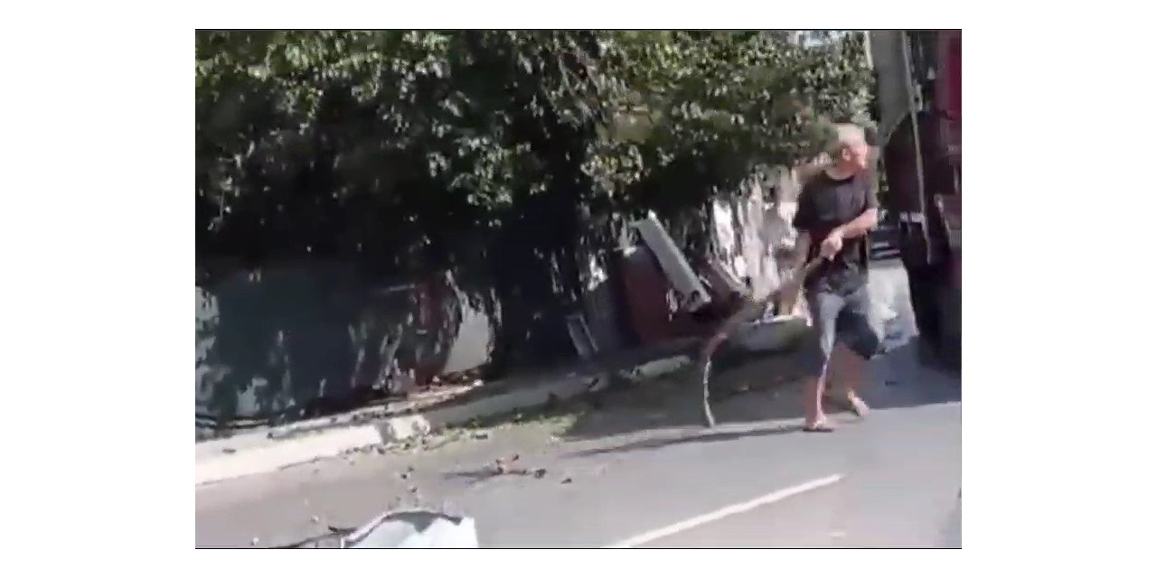 Arnavutköy’de yola sarkan ağacın dallarına çarpan kamyon şoförüne böyle saldırdılar