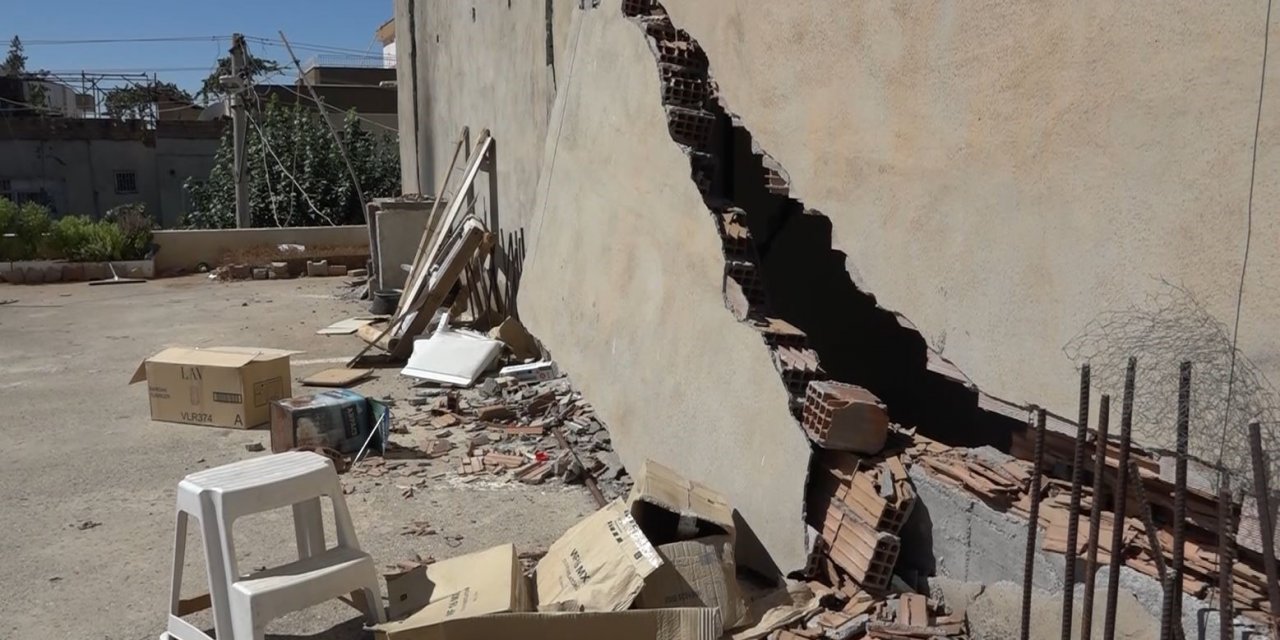 Kahta’daki ağır hasarlı bina vatandaşı tedirgin ediyor