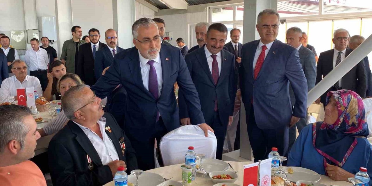 Bakan Işıkhan: "Huzur ve güven içerisinde yaşayabiliyorsak şehitlerimiz ve  gazilerimizin cesaretleri sayesindedir"