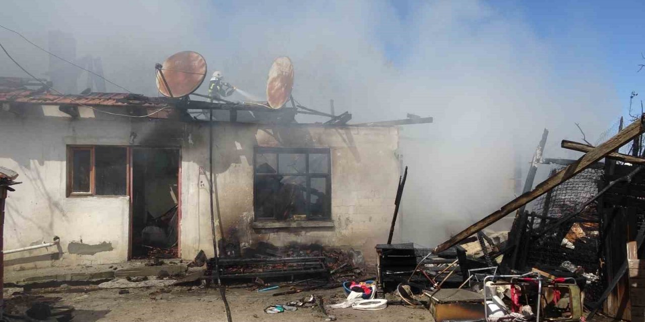 Bahçede yemek yapmak için yakılan ateş evi yaktı