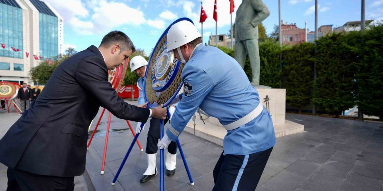 Gaziler Günü’nde Kartal’da Atatürk Anıtı’na çelenk sunuldu