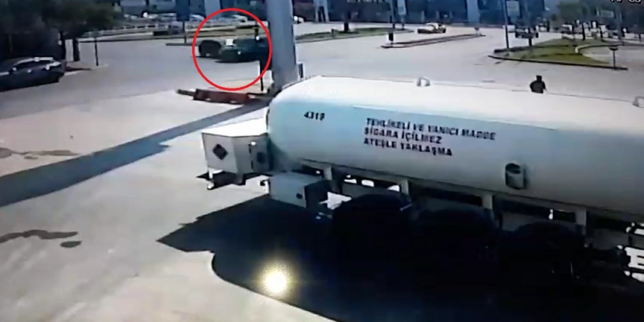 Minibüsle otomobil kavşakta çarpıştı: O anlar kameraya yansıdı