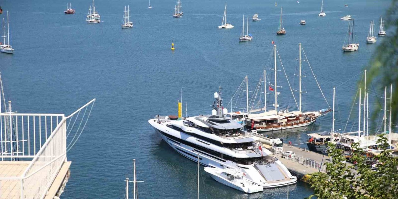 Fethiye’de lüks yata yakıt ikmali yapıldı