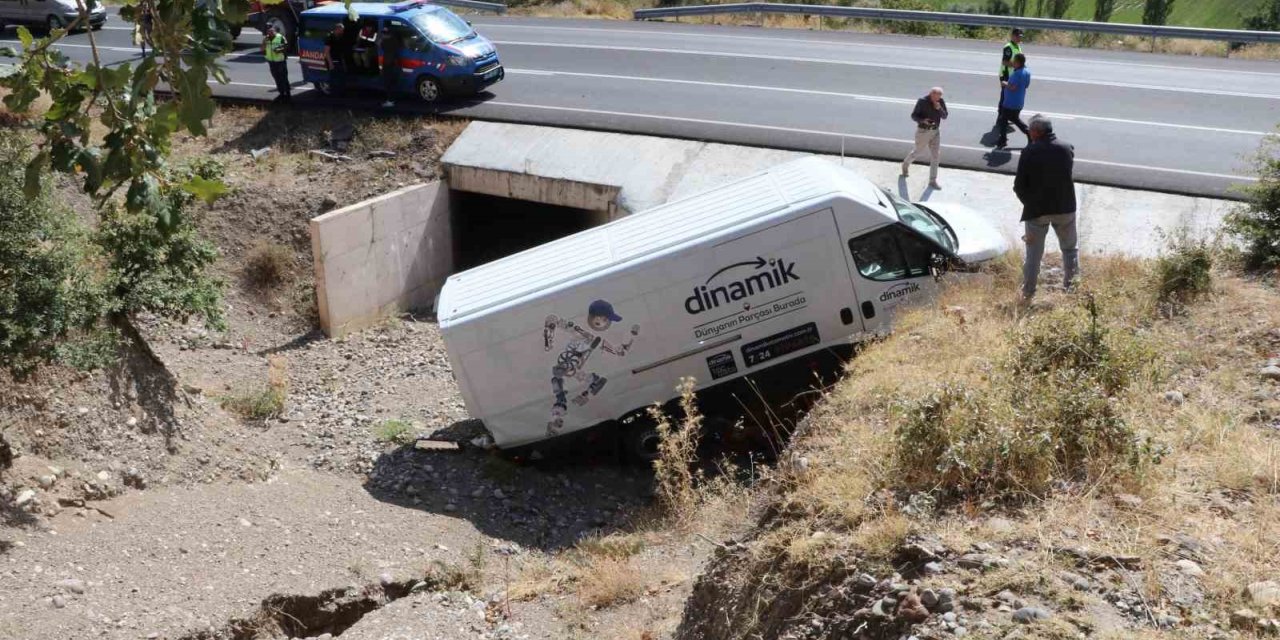 Amasya’da minibüs menfeze uçtu: yaralının yardımına vatandaşlar yetişti