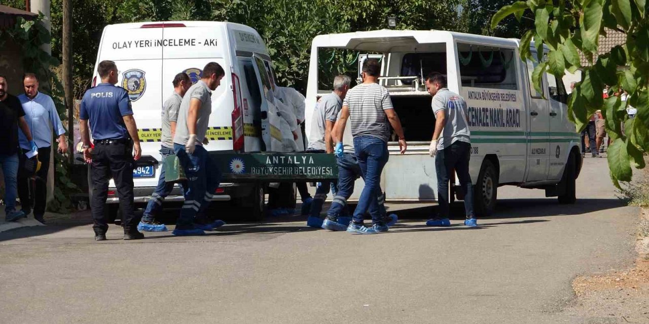 Antalya’da tartıştığı 2 çocuk annesi eşini banyoda av tüfeği ile öldürdü
