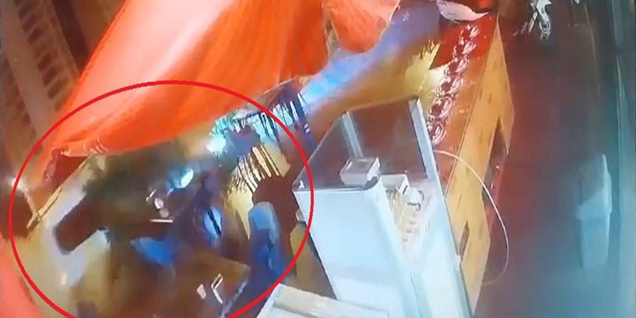 Diyarbakır’da bir minibüsün pastaneye girdiği an kamerada