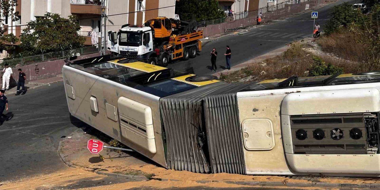 Başakşehir’de rampadan çıkamayan İETT otobüsü devrildi: O anlar kamerada