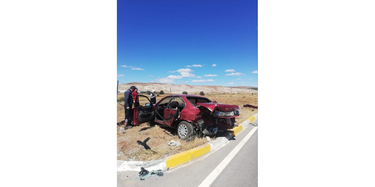 Sivas’ta otomobiller kavşakta çarpıştı: 4 yaralı