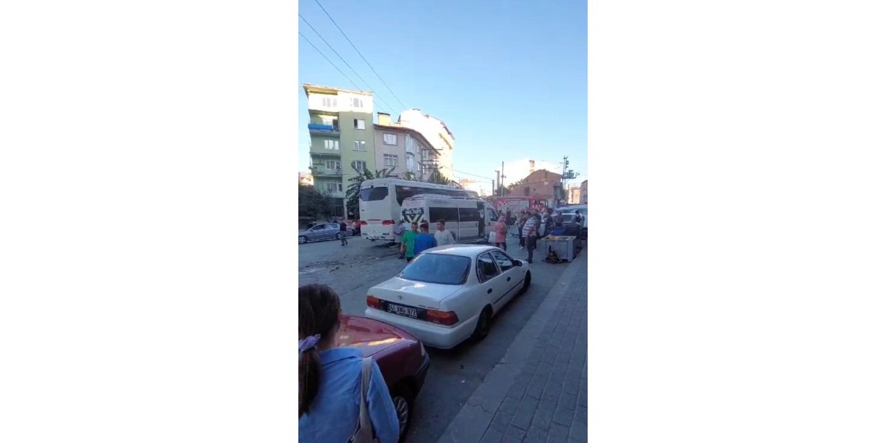 Freni boşalan otobüs park halindeki 4 araca çarptı: 2 yaralı