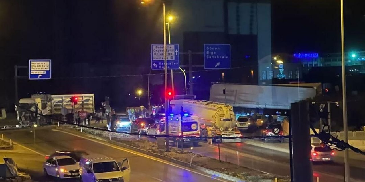 Bandırma’da ışık ihlali kazaya neden oldu: 2 tır çarpıştı