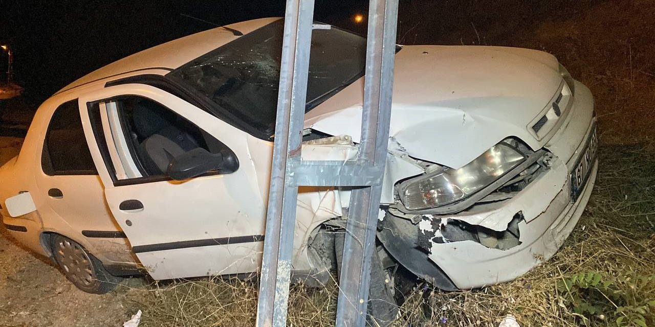 Yoldan çıkan otomobil elektrik direğine çarptı: 2 yaralı