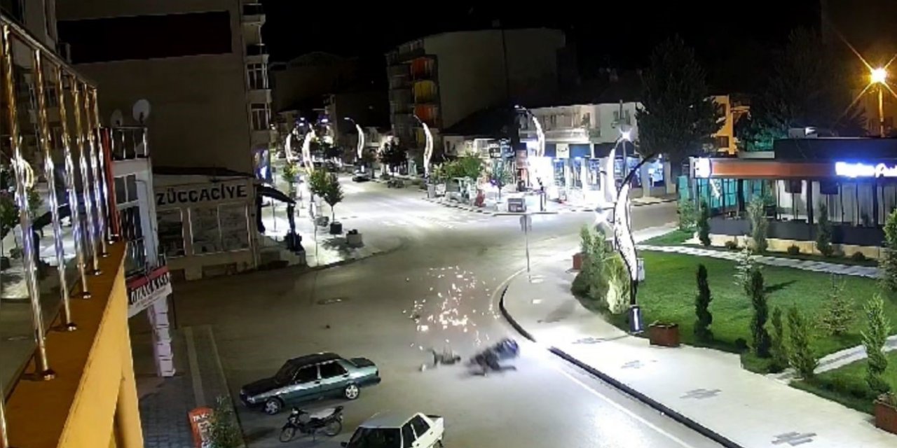 Burdur’da kaldırıma çarpan motosikletin 100 metre sürüklendiği kaza kamerada