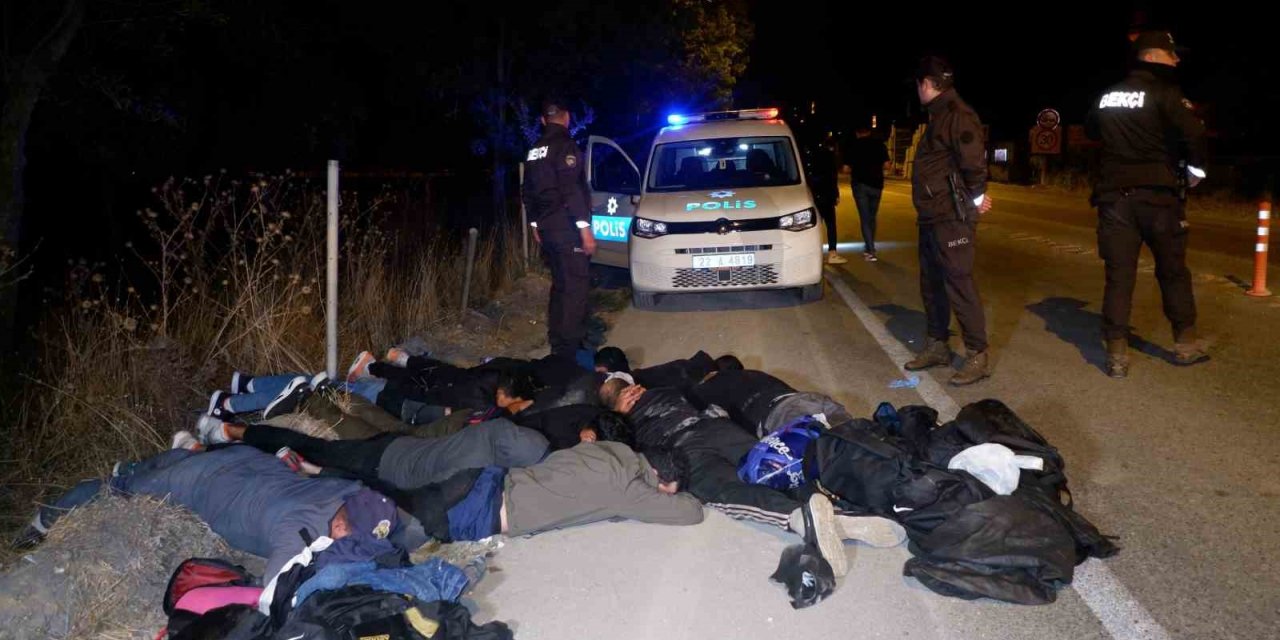 Polisin "dur" ihtarına uymayan göçmen kaçakçıları kaza yaptı, 9 göçmen yakalandı