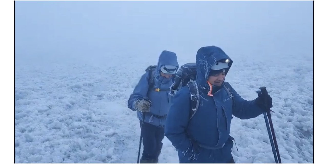 Sis ve fırtına tırmanışa engel olmadı, Ağrı Dağı’nın zirvesi dağcıları ağırladı