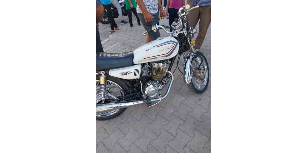 Otomobil ile motosiklet çarpıştı