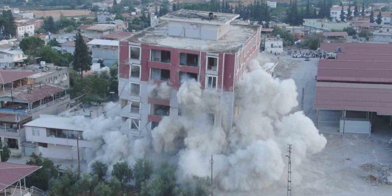 Aylardır korku içerisinde yaşıyordu, 7 katlı binanın yerle bir olmasıyla rahat nefes aldı