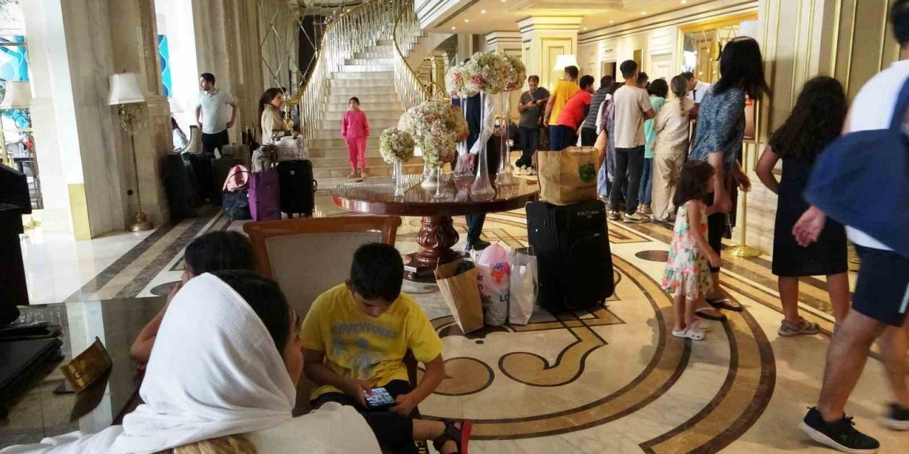 İranlı turistler Van esnafının yüzünü güldürdü