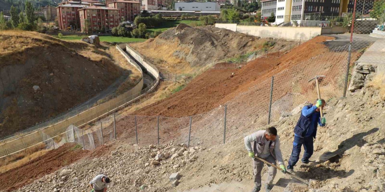 Hakkari Belediyesi patika yola merdiven yaptı