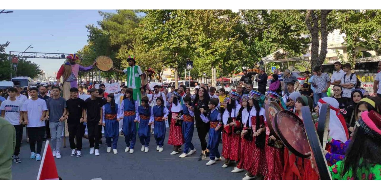 Batman’ın 5 ilçesinde festivaller renkli kortej yürüyüşü ile başladı