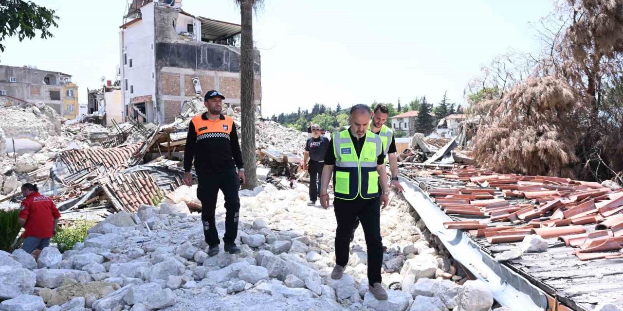 Büyük depremde yıkılan 752 yıllık Ulu Cami’nin enkazı temizleniyor