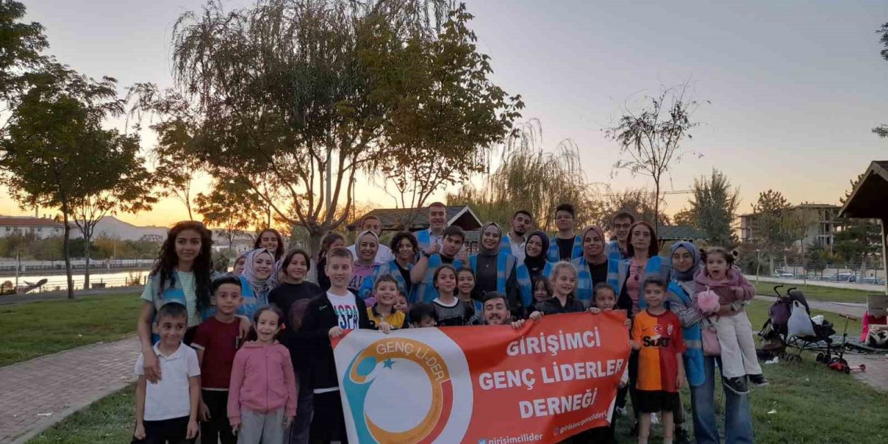 Genç liderler çocukları sevindirmeye devam ediyor