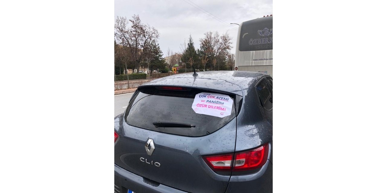 Sürücünün astığı “Çok çok acemi ve paniğim özür dilerim!” yazısı gülümsetti