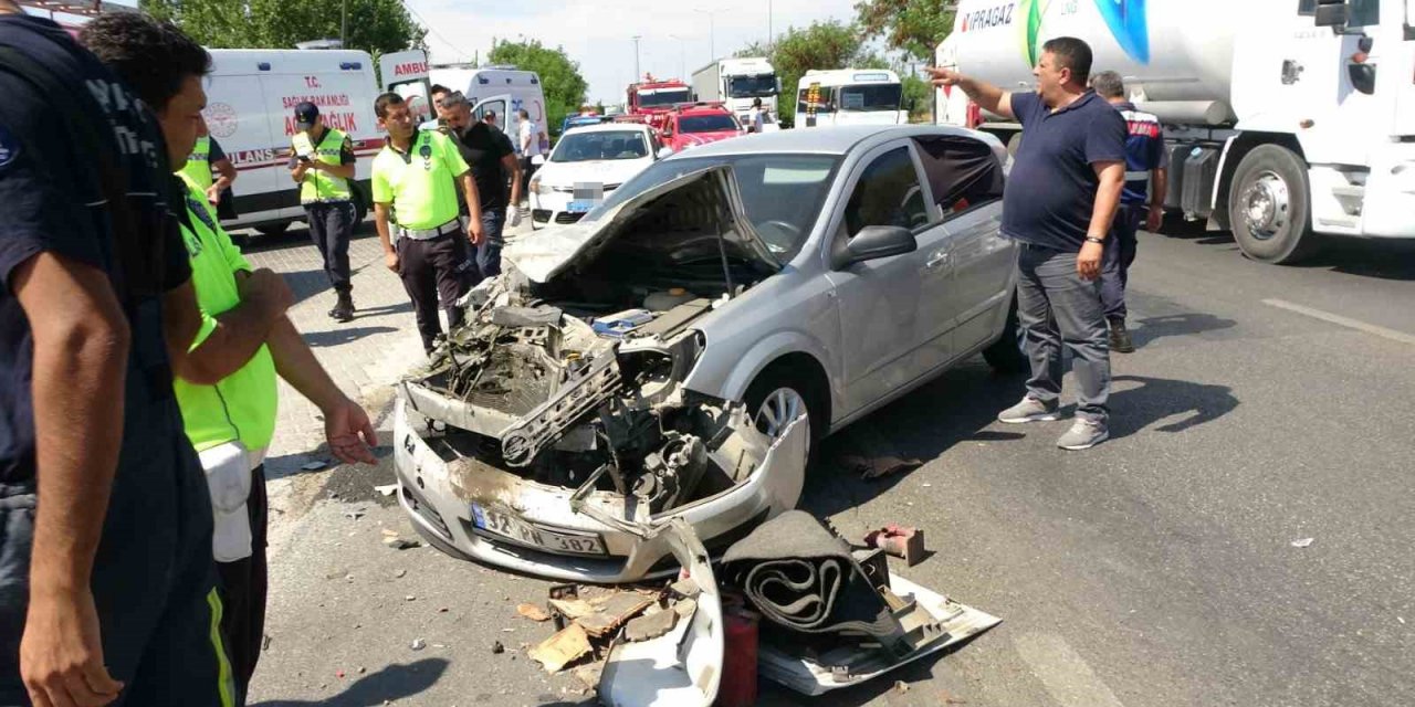 Araç kullanırken düşen cep telefonunu almaya çalıştı, park halindeki tur midibüsüne çarptı