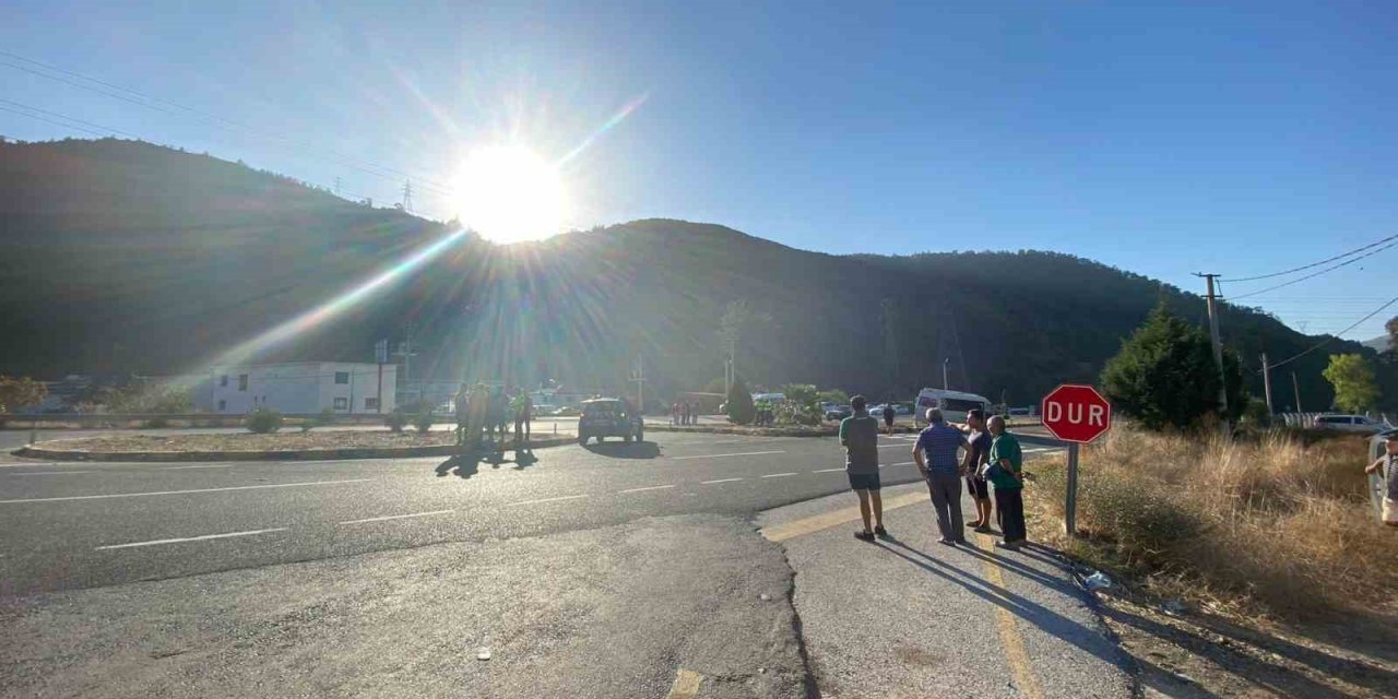 Marmaris’te ticari araç ile personel servisi çarpıştı: 1 ölü 7 yaralı