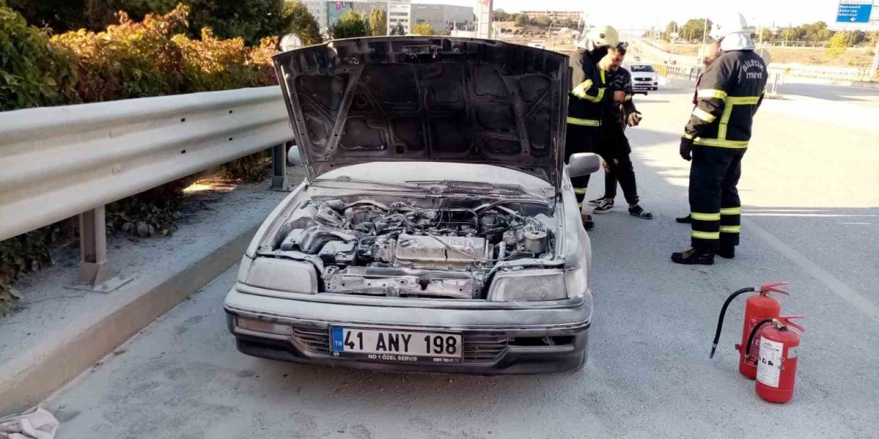 Seyir halindeki araçtan bir anda alevler yükseldi