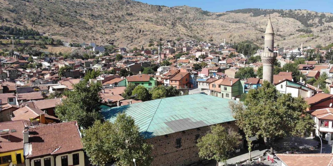 40 adet ahşap direk üzerine çivi çakılmadan yapılan Ulu Cami UNESCO’nun Dünya Miras Listesi’nde