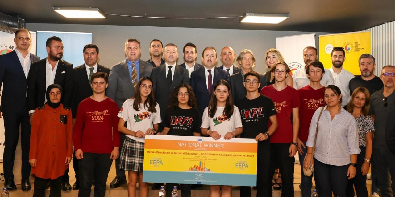 Vali Pehlivan ’Fikir Otobüsü’ ödül törenine katıldı