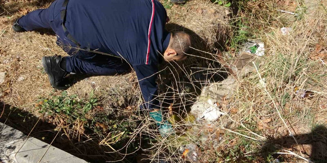 Sultanbeyli’de sokağa dökülen maddeden yayılan koku paniğe neden oldu