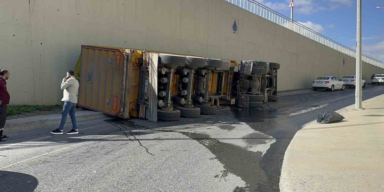 Arnavutköy’de sürücüsünün kontrolünden çıkan kamyon yan yattı, faciadan dönüldü