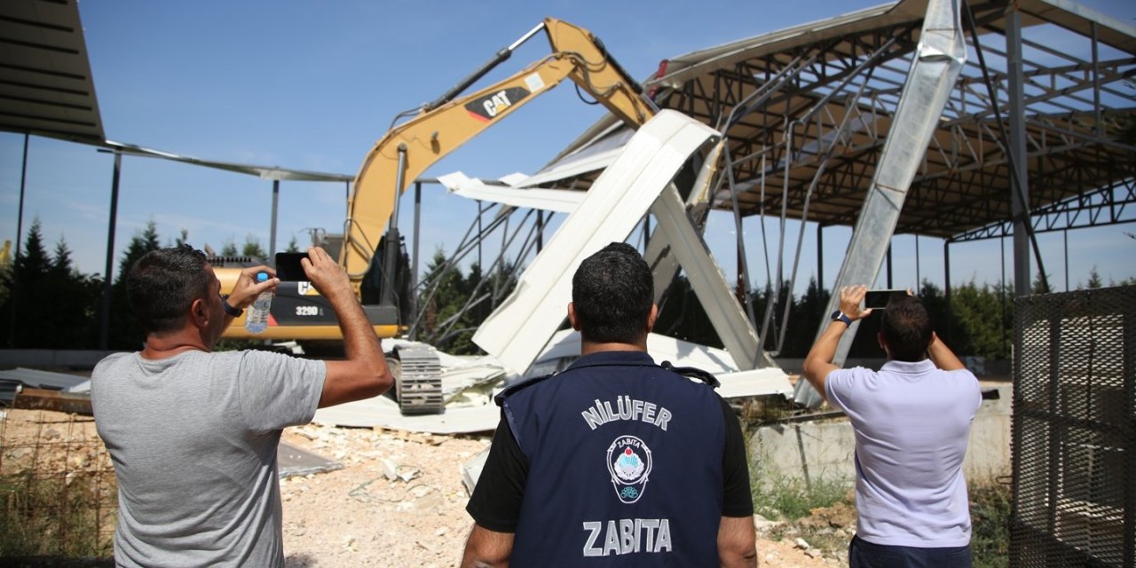 Nilüfer’de iki kaçak yapı daha yıkıldı