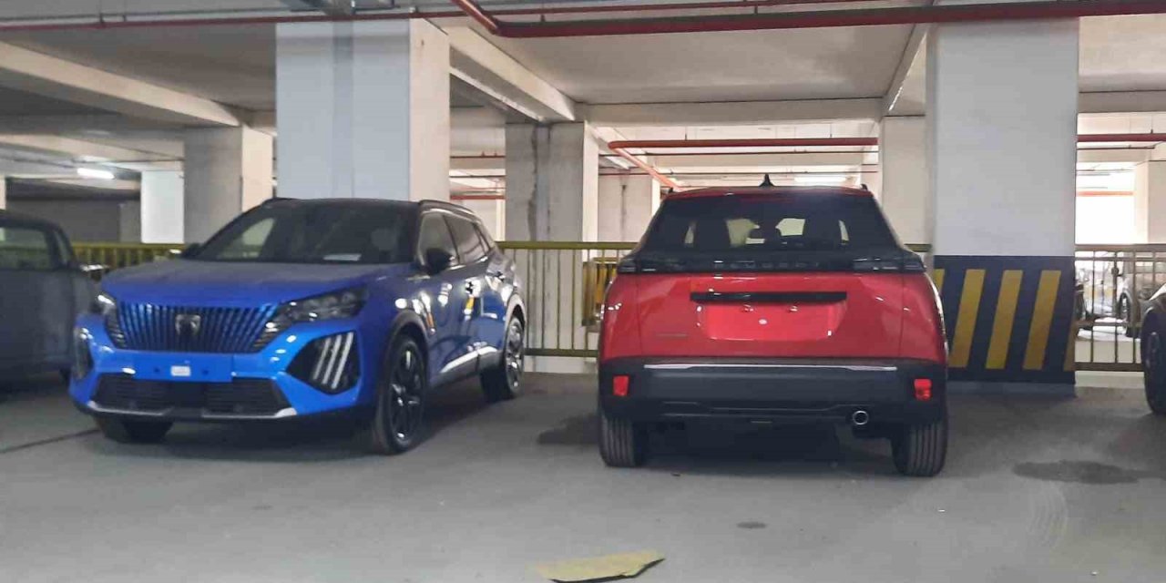 İBB’nin Seyrantepe’deki İSPARK katlı otoparkında onlarca sıfır araç görüntülendi