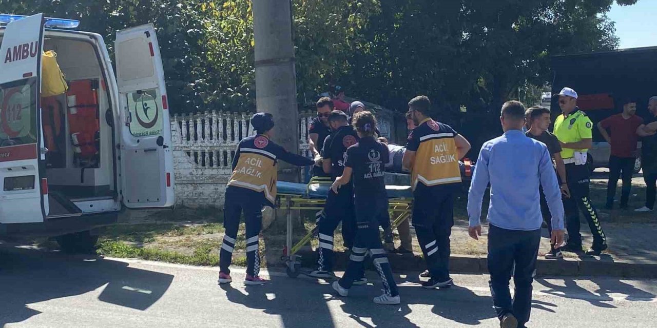 Sürücü adayının kullandığı otomobile kamyon çarptı: 3 yaralı