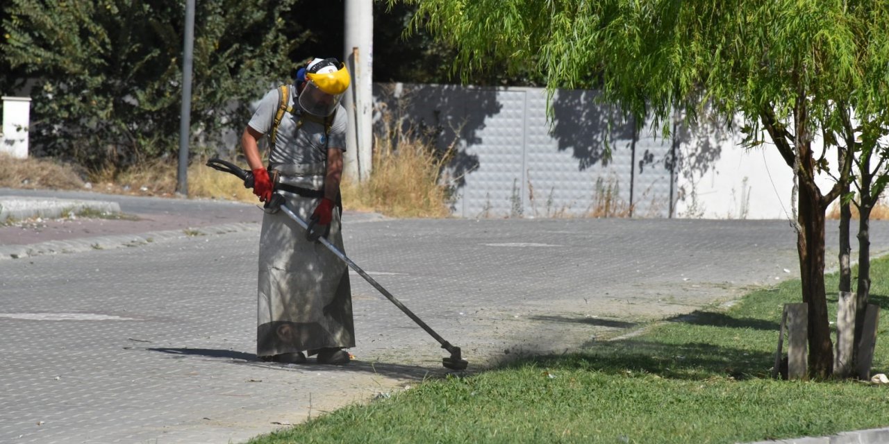 Yunusemre’den yeşil alanlarda bakım çalışması