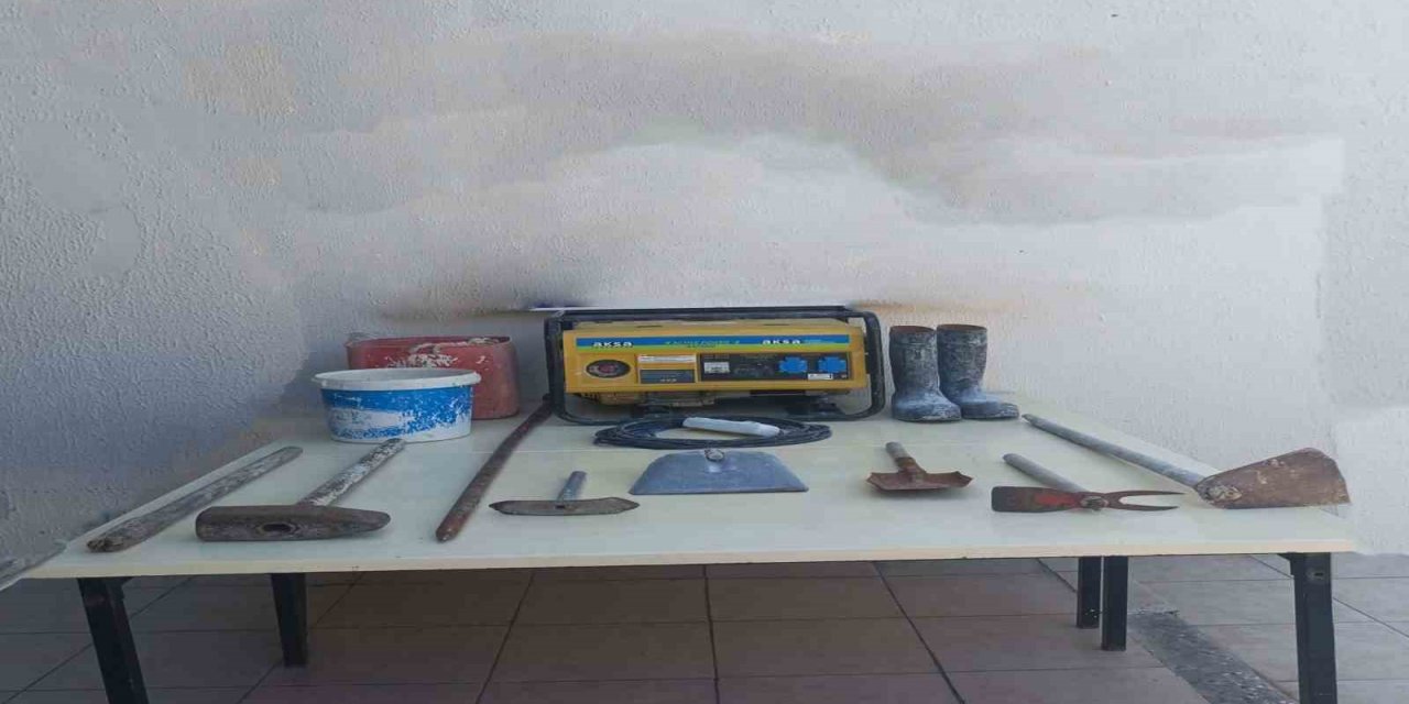 Foça‘da define için kaçak kazı yapan 2 kişi yakalandı