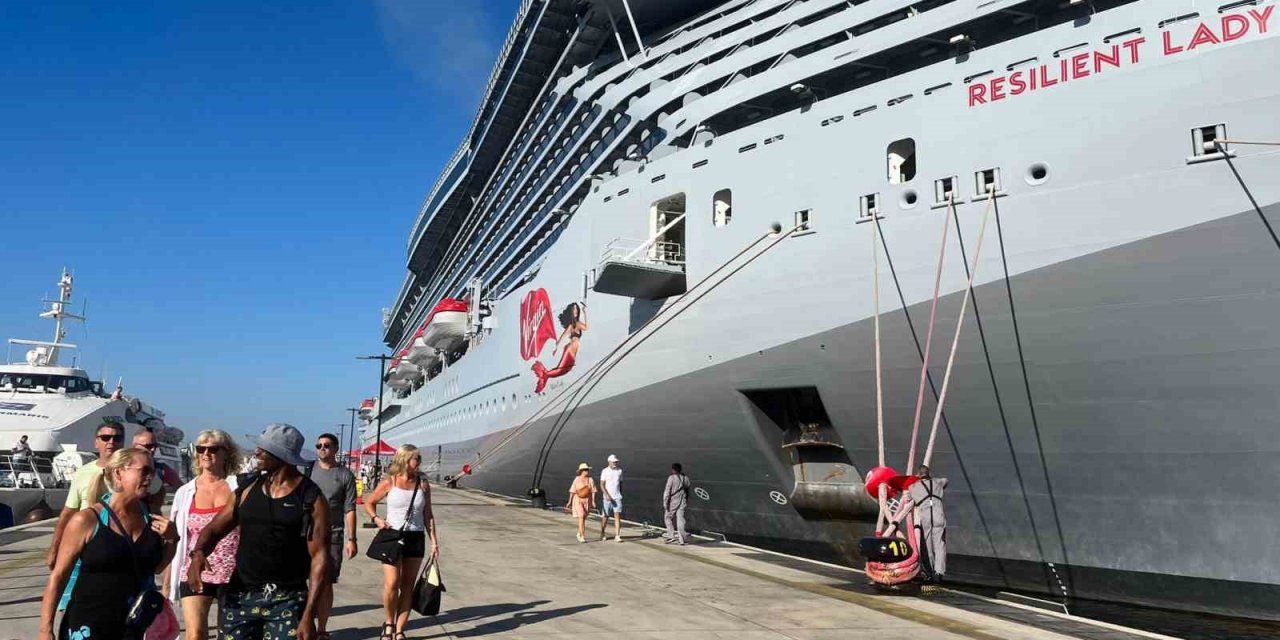 Dev yolcu gemisi 2 bin 300 yolcuyla Bodrum’a geldi