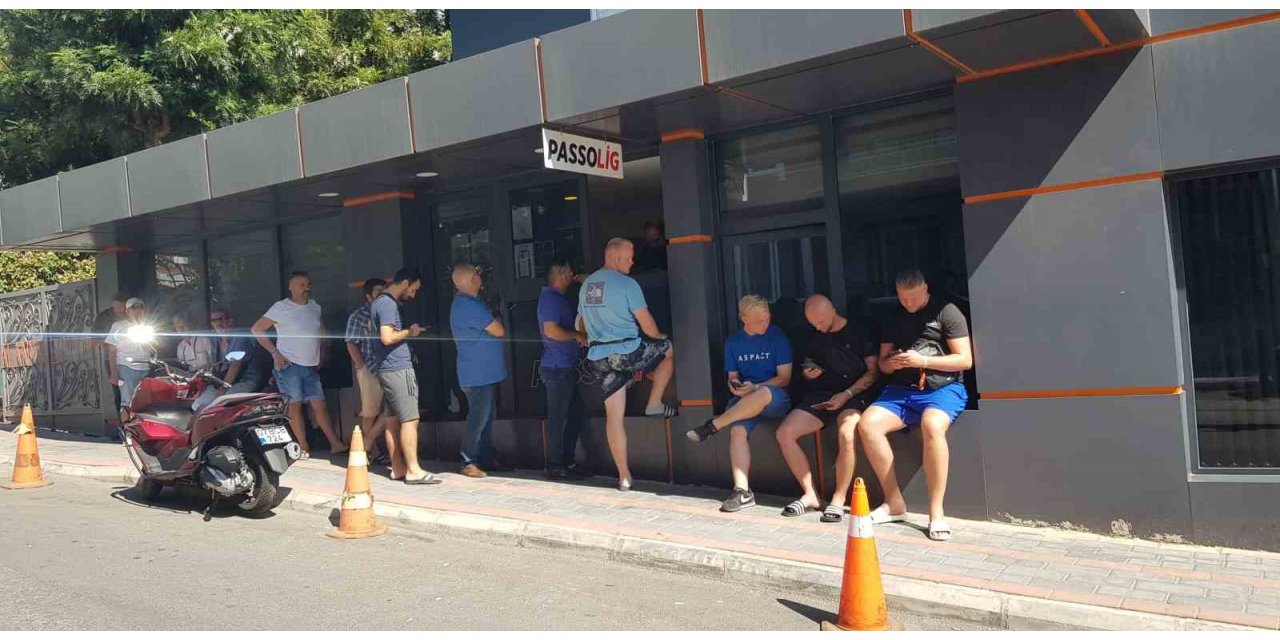 Alanya’ya tatile gelen Hollandalı turistlerin Szymanski kuyruğu