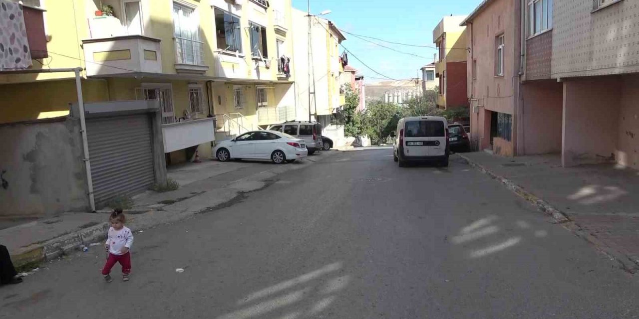 Pendik’te kadının çocukları bıçakla kovaladığı olayla ilgili mahalleli konuştu