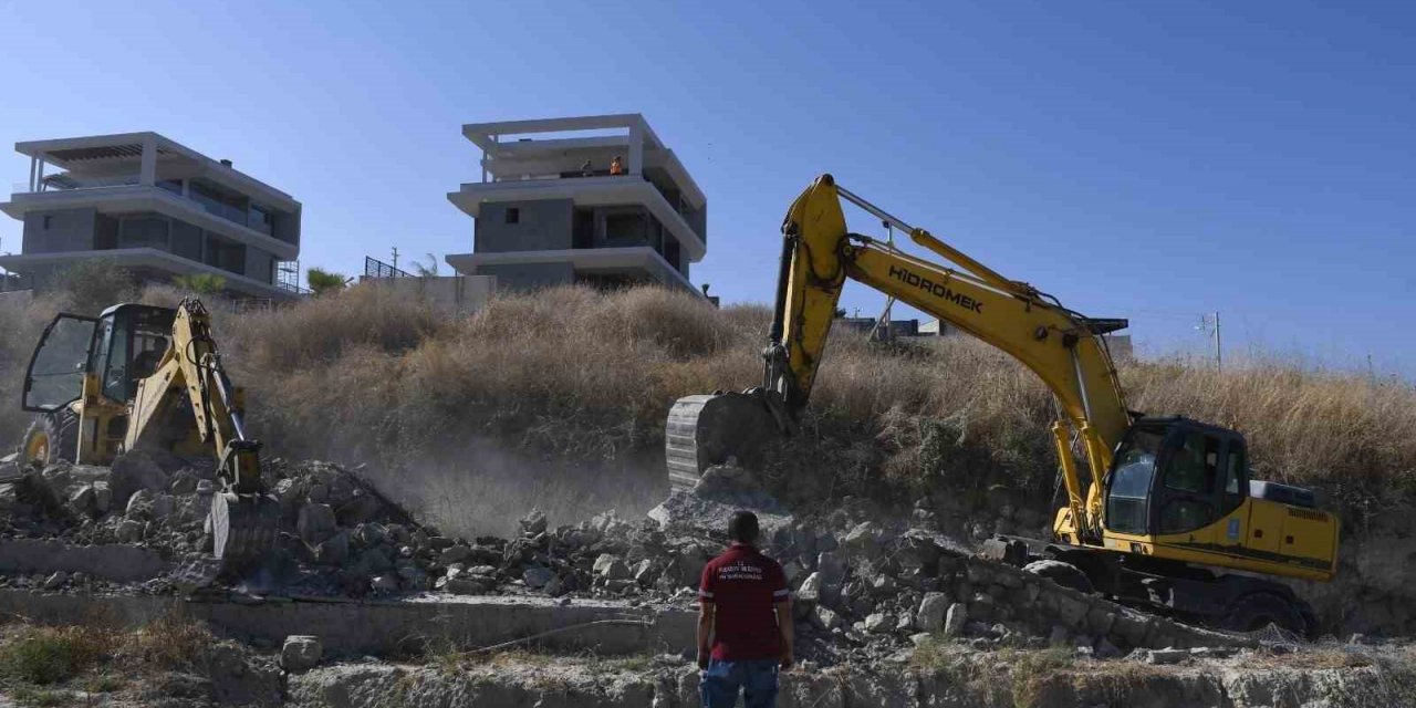 Kuşadası Belediyesi kaçak yapılaşmaya geçit vermiyor