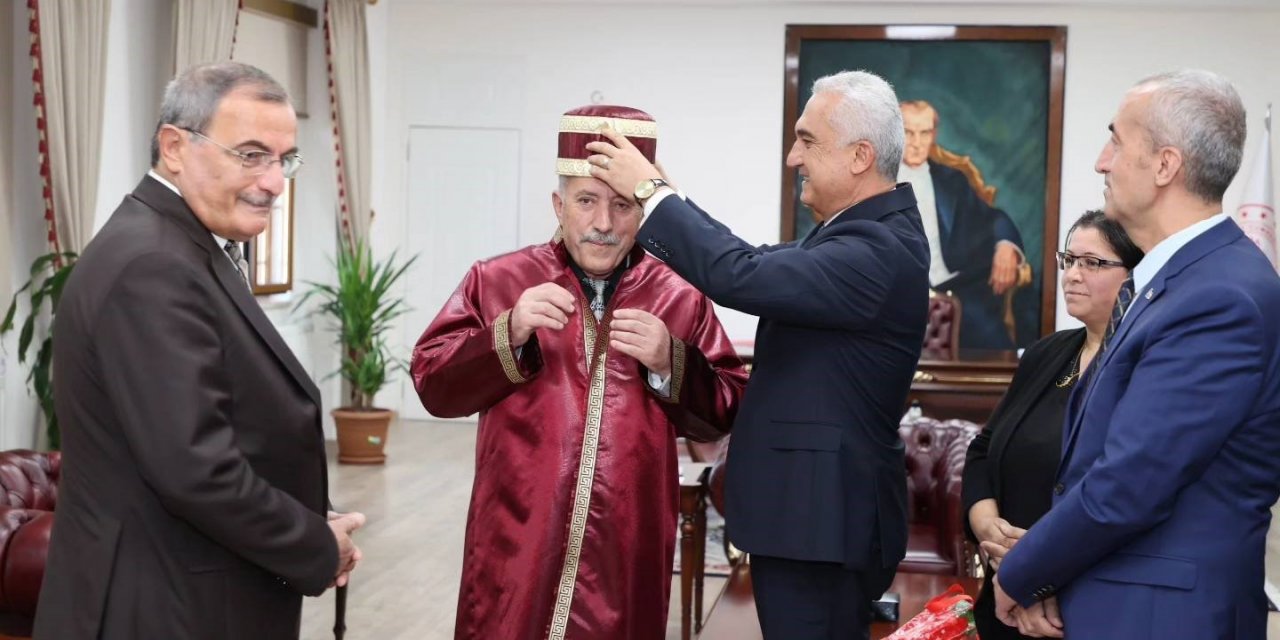 Vali Çakır, yılın ahisine kaftan giydirdi