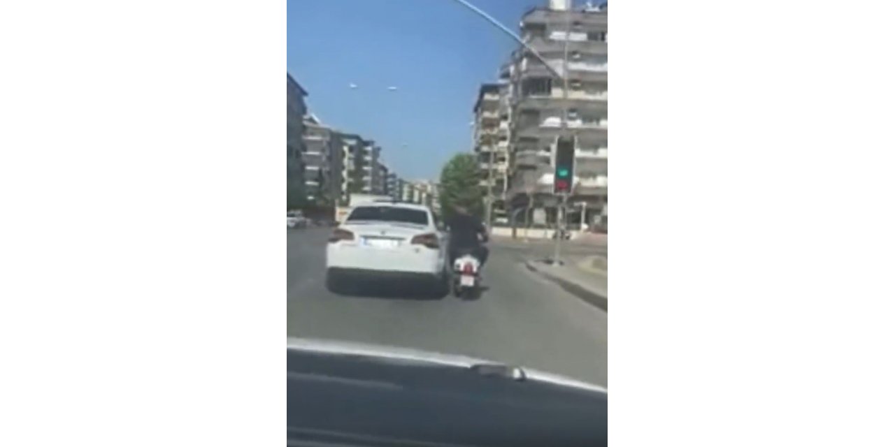 Motosiklet sürücüsünün tehlikeli yolculuğu kameraya yansıdı