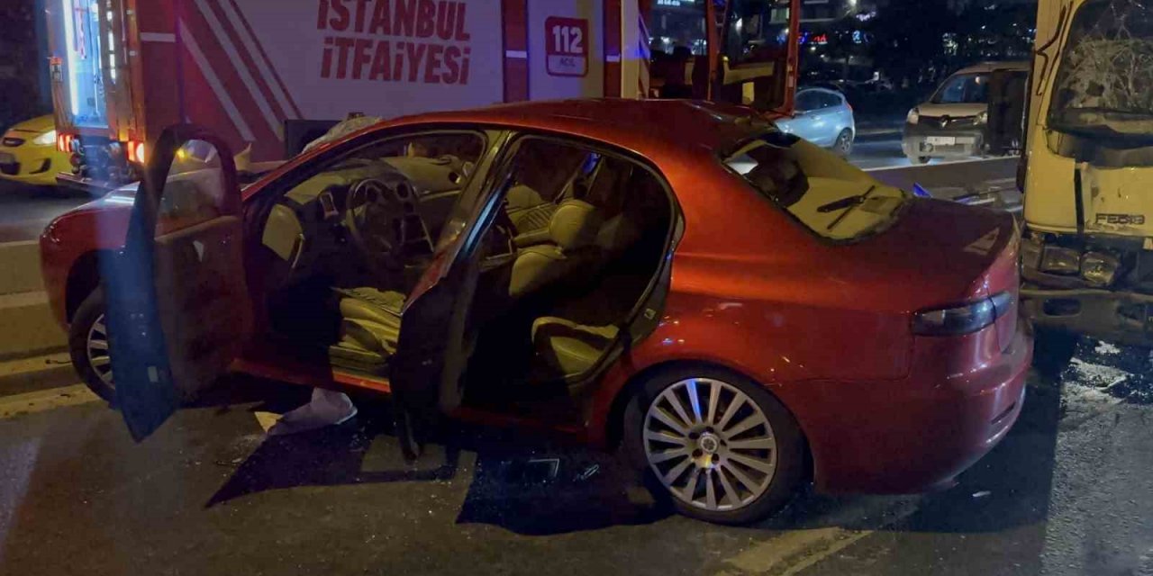 Bakırköy’de kontrolden çıkan otomobil kamyonete çarptı: 1 yaralı