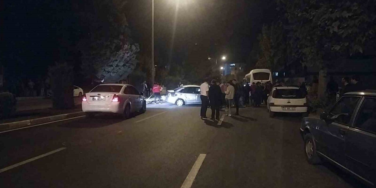 Kontrolden çıkan otomobil park halindeki otobüse çarptı: 1 yaralı