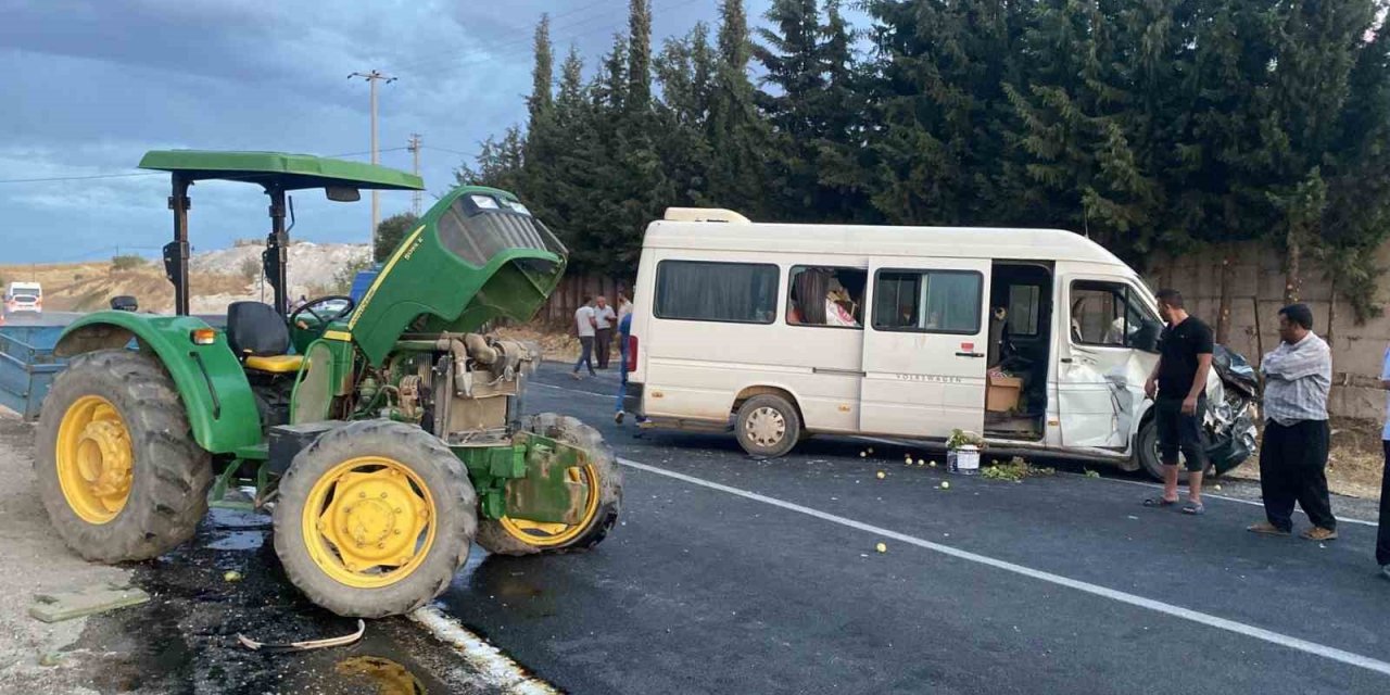 Minibüs ile traktör çarpıştı: 5 yaralı