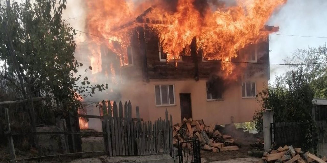 Sinop’ta 2 katlı ev alev topuna döndü
